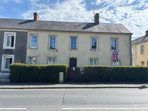 Les continents maison spacieuse 4 belles chambres parking privatif terrasse à 5 mn à pied tous commerces et 20 mn plage Omaha Beach et à 15 mn de Bayeux