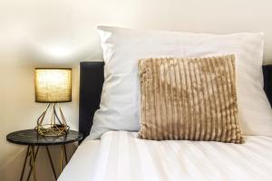 Spacious & Elegant Apartment in the City Center