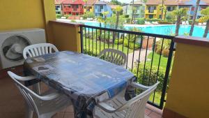 Appartamento con terrazzo vista piscina