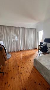 شقه عوائل للمتزوجين فقط ويمنع شرب الكحول داخل الشقه منعا باتا تتكون من غرفتين وصاله مطله على السفاره السعوديه القديمه والسفاره الايطالي?