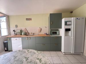Maisons de vacances Les continents maison spacieuse 4 belles chambres parking privatif terrasse a 5 mn a pied tous commerces et 20 mn plage Omaha Beach : photos des chambres