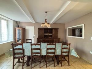 Maisons de vacances Les continents maison spacieuse 4 belles chambres parking privatif terrasse a 5 mn a pied tous commerces et 20 mn plage Omaha Beach : photos des chambres