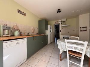 Maisons de vacances Les continents maison spacieuse 4 belles chambres parking privatif terrasse a 5 mn a pied tous commerces et 20 mn plage Omaha Beach : photos des chambres