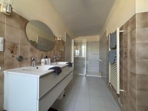 Les continents maison spacieuse 4 belles chambres parking privatif terrasse à 5 mn à pied tous commerces et 20 mn plage Omaha Beach et à 15 mn de Bayeux