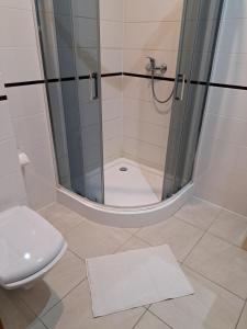 Pokoj dwuosobowy z łazienka osobne łózka