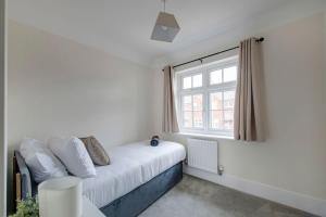 Beautiful and Spacious 3-bed Home in Nottingham by Renzo, Driveway, Close to M1!