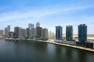 Designer 1BR Retreat With Stunning Canal View