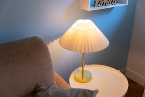 Appartements Gite La Goutte d-eau - Baby foot - 6 personnes LITS King & Queen size - Terrasse Vue etang : photos des chambres