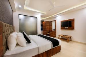 OPO VERTU Premium Delhi Aerocity FREE Airport Pick Up or Drop