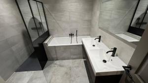 Appartements Chez Max - Terrasse - Climatisation - Parking gratuit : photos des chambres