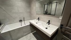 Appartements Chez Max - Terrasse - Climatisation - Parking gratuit : photos des chambres