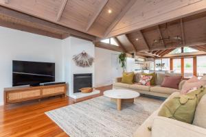 ROYA36M - Back Beach Tranquility