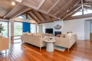 ROYA36M - Back Beach Tranquility