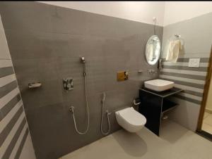 Lee corbett Resort A Unit of The Corbett Royal King