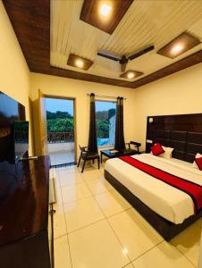 Lee corbett Resort A Unit of The Corbett Royal King