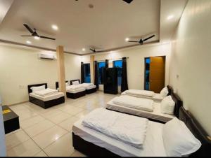 Lee corbett Resort A Unit of The Corbett Royal King