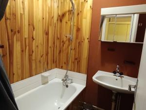Appartements Studio expose sud avec balcon, a 200m des pistes et commerces, animaux acceptes - FR-1-445-26 : photos des chambres