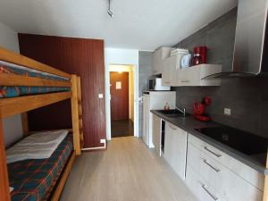 Appartements Studio expose sud avec balcon, a 200m des pistes et commerces, animaux acceptes - FR-1-445-26 : photos des chambres