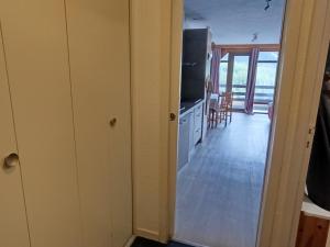 Appartements Studio expose sud avec balcon, a 200m des pistes et commerces, animaux acceptes - FR-1-445-26 : photos des chambres