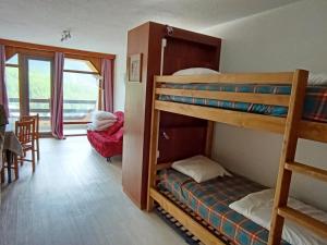 Appartements Studio expose sud avec balcon, a 200m des pistes et commerces, animaux acceptes - FR-1-445-26 : photos des chambres