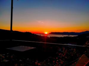 Aurelius -Superior sea, bay & mountain view apt