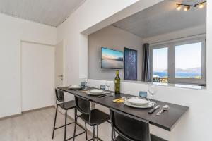 Aurelius -Superior sea, bay & mountain view apt