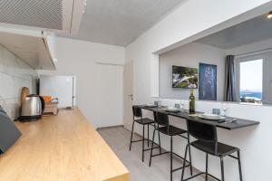 Aurelius -Superior sea, bay & mountain view apt