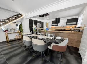 Maisons de vacances Villa avec jacuzzi, sauna&cinema : photos des chambres