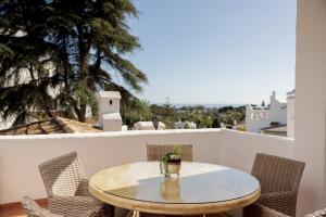 MARBELLA BANUS SUITES - Banús - Nueva Andalucía - Aldea Blanca Complex - Premium 2BR - 2BA - Double Outdoor Terrace - Stunning Sea Views - S Pool - Walk to Centro Plaza Shopping - Ideal for Families