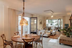 MARBELLA BANUS SUITES - Banús - Nueva Andalucía - Aldea Blanca Complex - Premium 2BR - 2BA - Double Outdoor Terrace - Stunning Sea Views - S Pool - Walk to Centro Plaza Shopping - Ideal for Families