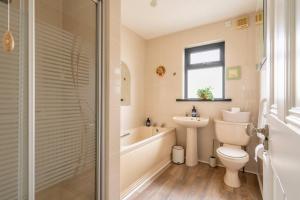 3-Bed Portballintrae Home | Wi-Fi, Garden, Parking