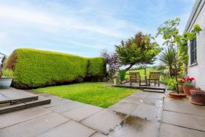 3-Bed Portballintrae Home | Wi-Fi, Garden, Parking