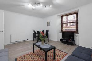 Free Parking - Sleeps 6 - 2 Bedrooms - Newly Renovated