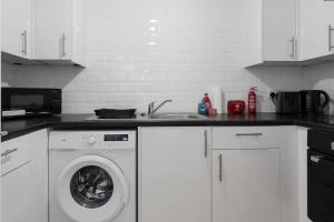 Free Parking - Sleeps 6 - 2 Bedrooms - Newly Renovated