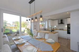 MODERN 3 BEDROOM PROPERTY WITH FREE DRIVEWAY PARKING by SHIRE STAYS