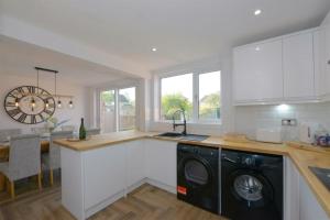 MODERN 3 BEDROOM PROPERTY WITH FREE DRIVEWAY PARKING by SHIRE STAYS