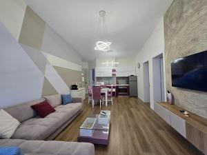 ApHEARTments in the Bay of Lalzi, Lura 1