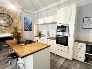 The Bournemouth Haven - Brought to you by Coastline Retreats - Grand 2 bedroom luxury apartment - 3 mins walk to beach - Superfast Wifi - Sleeps 6