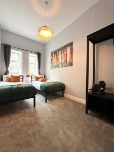 The Bournemouth Haven - Brought to you by Coastline Retreats - Grand 2 bedroom luxury apartment - 3 mins walk to beach - Superfast Wifi - Sleeps 6