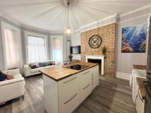 The Bournemouth Haven - Brought to you by Coastline Retreats - Grand 2 bedroom luxury apartment - 3 mins walk to beach - Superfast Wifi - Sleeps 6