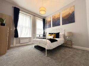 The Bournemouth Haven - Brought to you by Coastline Retreats - Grand 2 bedroom luxury apartment - 3 mins walk to beach - Superfast Wifi - Sleeps 6