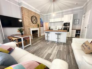 The Bournemouth Haven - Brought to you by Coastline Retreats - Grand 2 bedroom luxury apartment - 3 mins walk to beach - Superfast Wifi - Sleeps 6