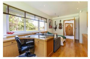 Sleeps10 18-Parking-Garden-Pool-HotTub-Balcony