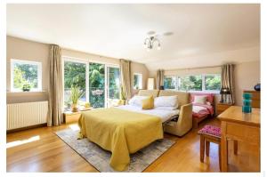 Sleeps10 18-Parking-Garden-Pool-HotTub-Balcony