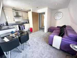 Central Flat with City Views - Newly Refurbished - Parking Included - Superfast Wifi