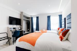 Triple Room with Shower room in OYO Boston Court Hotel