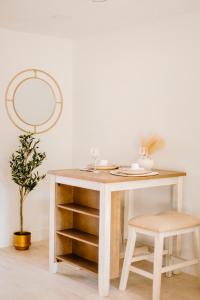 The Studio! Comfort, Quality, walk to beaches, fully equipped Studio