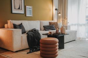 JOBOSTAYS - BLOOM Family Apartment Oldenburg - bis zu 6 Personen - 3 Zimmer - 2 Schlafzimmer - 2 Bäder - Balkon und Gartenblick - kostenloser Privatparkplatz - kostenfreies WLAN - Vollküche - Wohnzimmer mit TV - Babybett - kontaktfreier Check-In