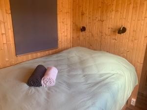 La Feuille - Cabane isolée avec vue sur étang, terrasse privée & pêche