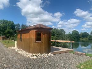 Chalets La Feuille - Cabane isolee avec vue sur etang, terrasse privee & peche : photos des chambres